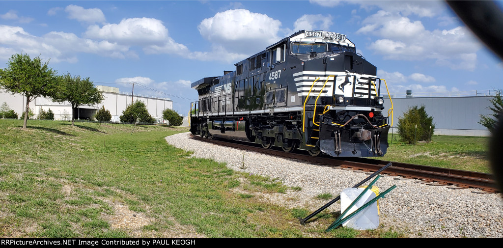 NS 4587 Engineer Side Photo as The Texas Sun Shines Off Her Very, Very,  Very Brand New Norfolk Southern Paint Job:)))